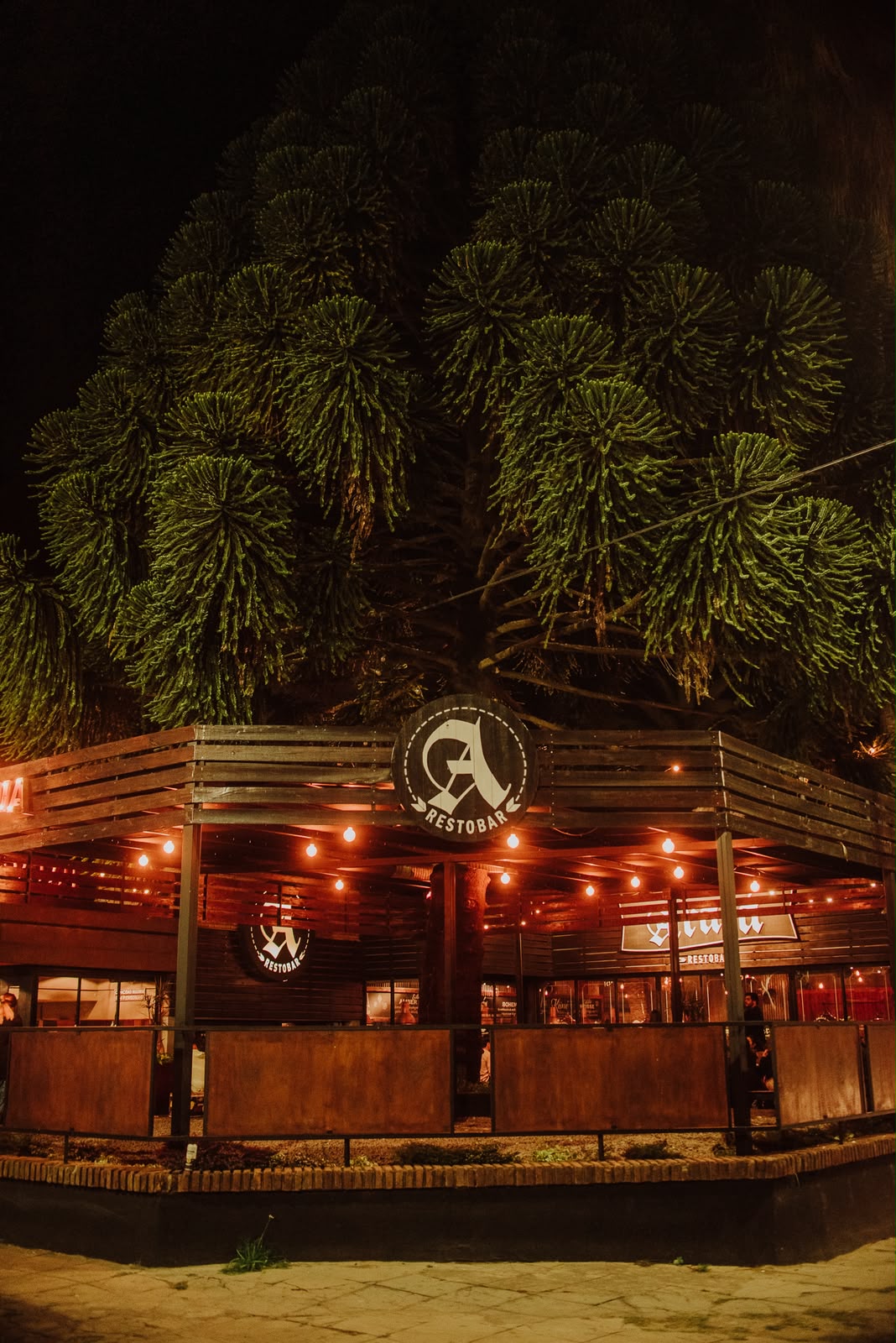 Fachada iluminada de Aratá