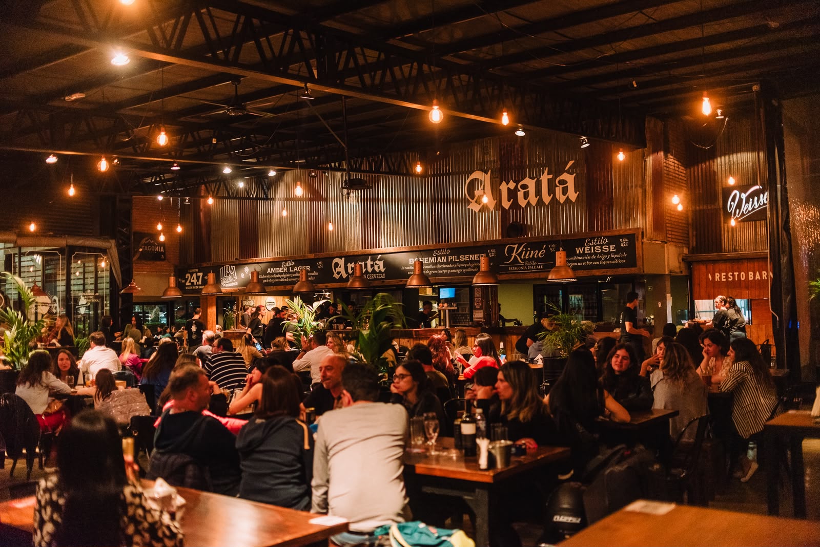 Salón de Aratá lleno de gente durante la noche
